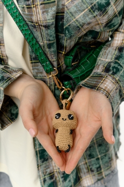 Брелок из рафии мини Мисси на карабине с медальоном