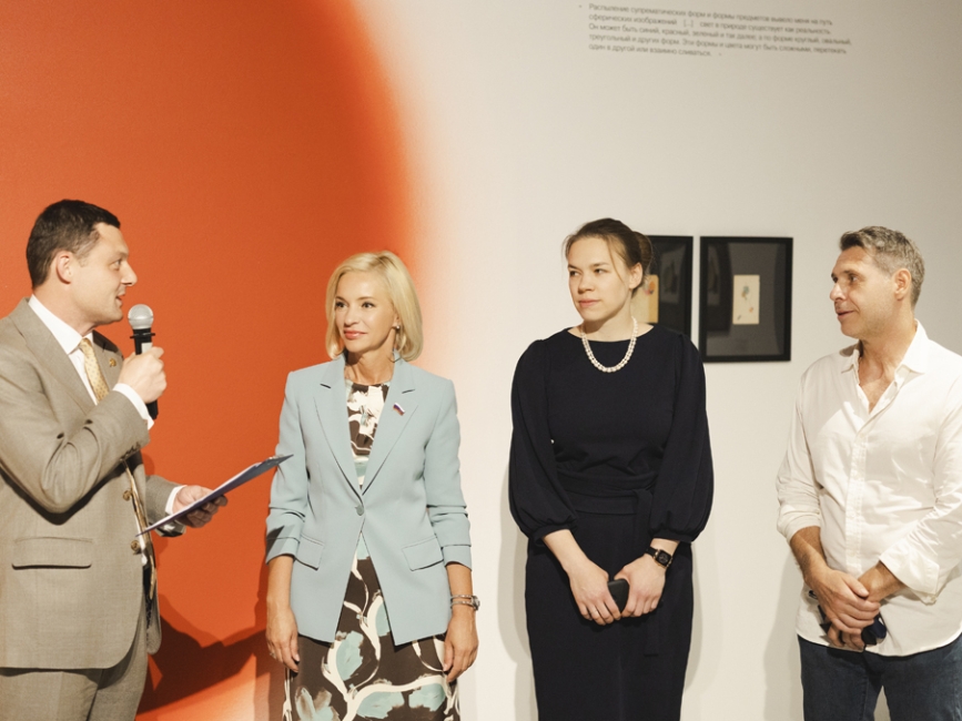 8 июля 2025 года компания Issi Spirits выступила партнером торжественного открытия выставки Ивана Клюна «Цветоформы. Лаборатория художника» в Московском музее современного искусства (MMOMA). 