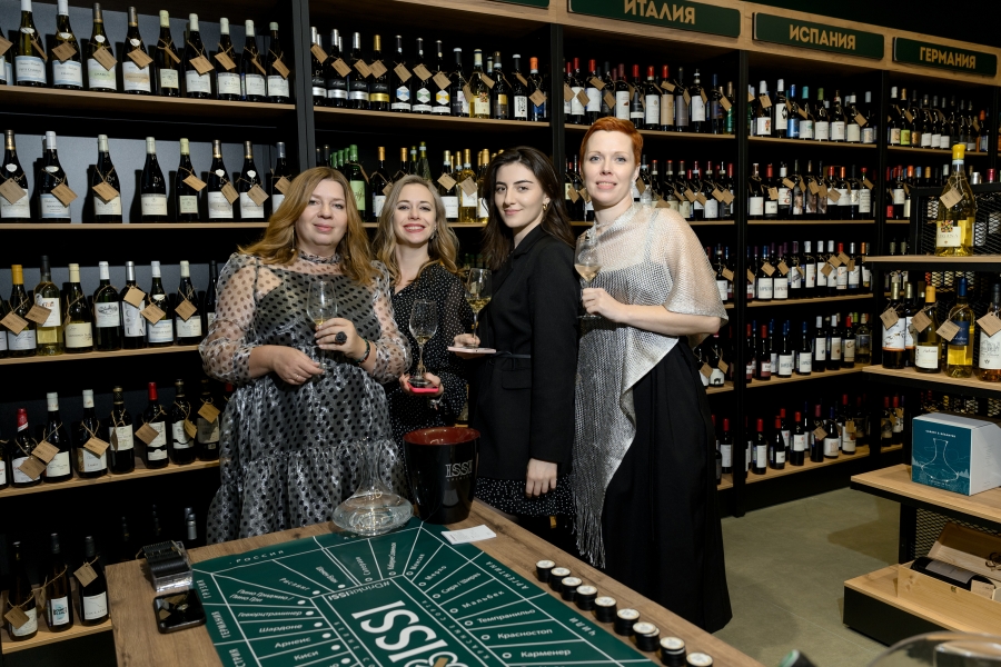 ISSI Spirits открыли первую в Москве винотеку Deli Vino 