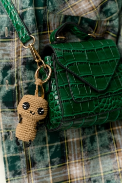 Брелок из рафии мини Мисси на карабине с медальоном